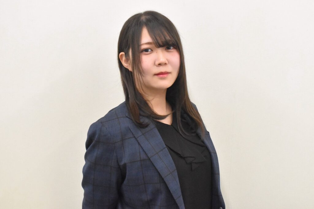 <span class="section_name">新松戸校 2学年担任 美術科</span>渡邉 紗妃<span class="resize">先生</span>